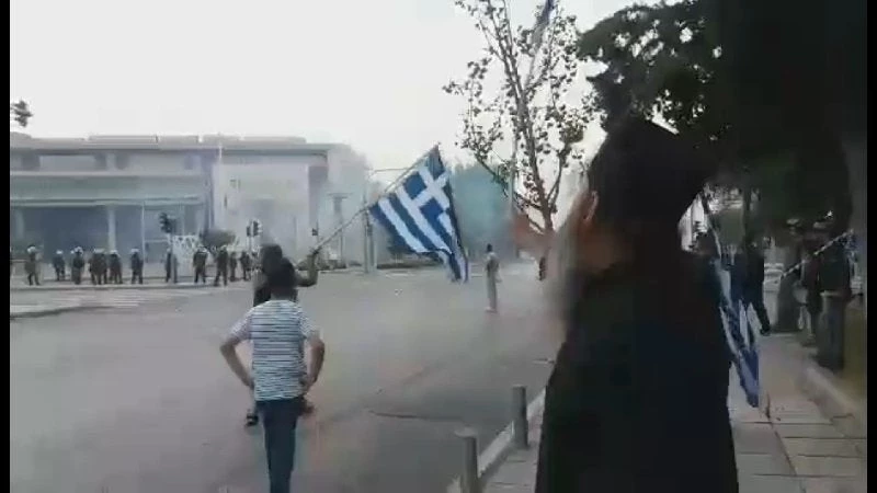 Απαράδεκτο: Ψέκασαν με χημικά ιερομόναχο που έψελνε τον Εθνικό μας Ύμνο (βίντεο)